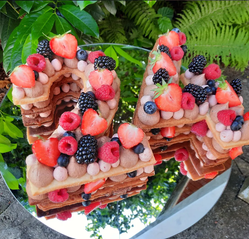 Number-Cake mit frischen Beeren