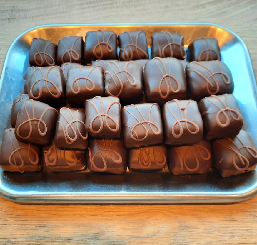 Hausgemachte Pralinen auf dem Tablett